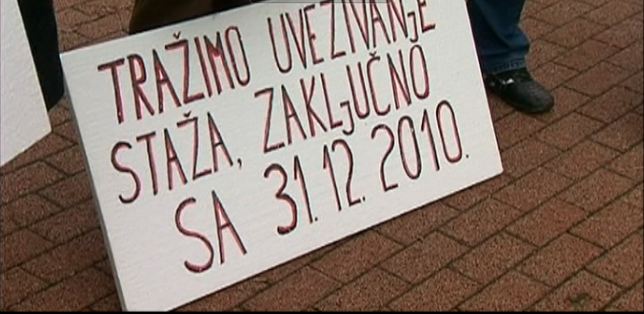 Dvadesetak bivših radnika Resod-Guminga mirno protestovalo ispred Općinskog suda u Tuzli